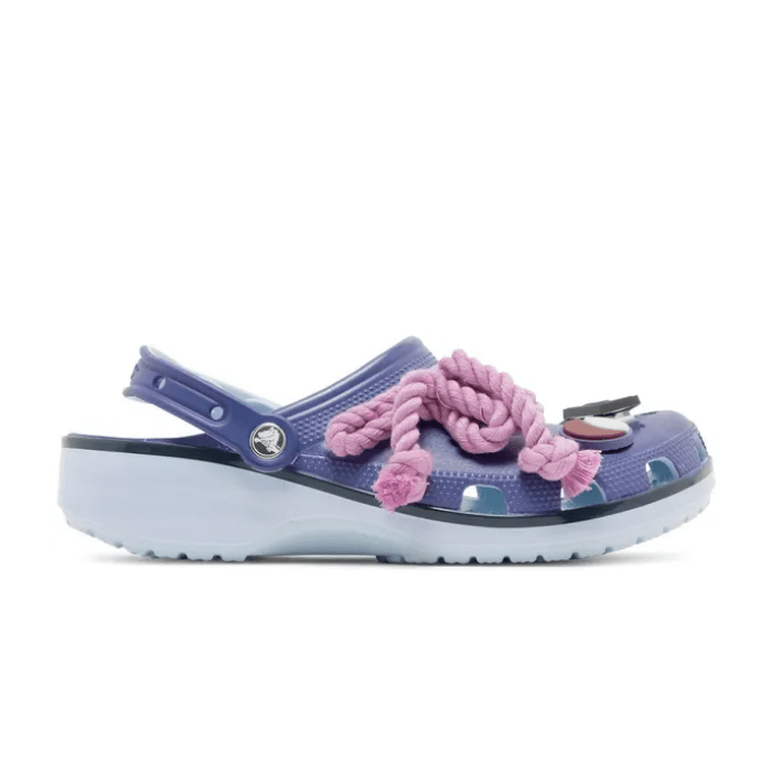 "Crocs Classic Clog Naruto Sasuke – stylish clogs featuring the iconic Sasuke design from Naruto, offering comfort and bold anime-inspired style."
