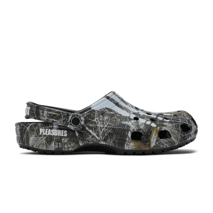 "Crocs Classic Clog Pleasures Skeleton Realtree Edge Camo – bold camo design featuring a skeleton print, combining style and comfort for a unique, eye-catching look."