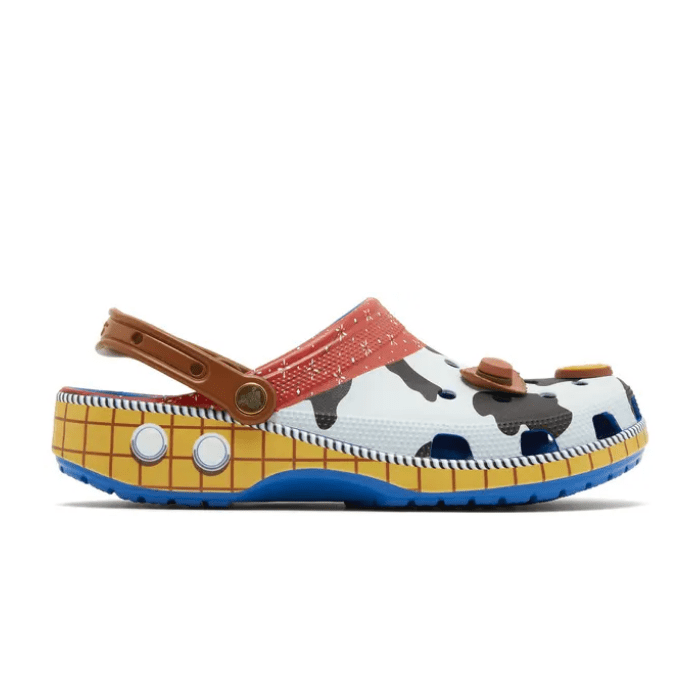 "Crocs Classic Clog Toy Story Woody – fun and playful clogs inspired by Woody from Toy Story, featuring iconic details like his cowboy hat and sheriff badge, for a colorful and comfortable fit."